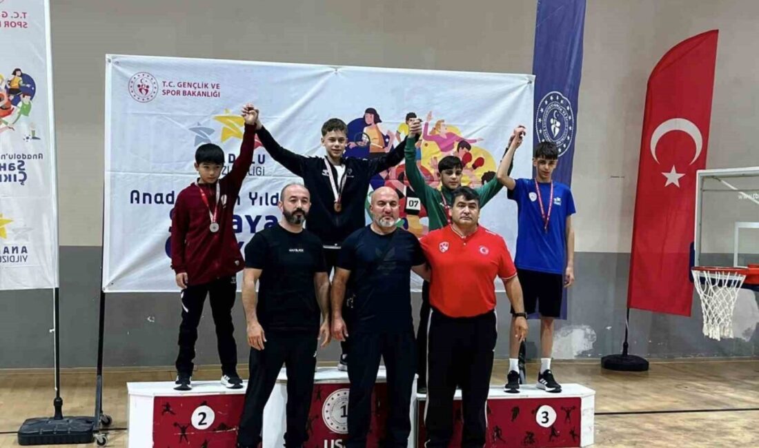 Uşak’ta düzenlenen ANALİG 1. Etap Grekoromen Güreş Müsabakaları’nda mücadele eden