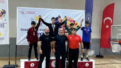 Uşak’ta düzenlenen ANALİG 1. Etap Grekoromen Güreş Müsabakaları’nda mücadele eden