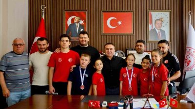 10 bin sporcunun katılımıyla düzenlenen Minikler Türkiye Güreş Şampiyonası’nda derece