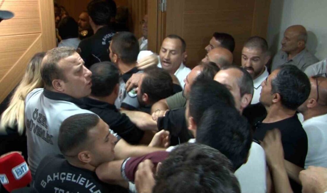 Bahçelievler Belediye Meclisi oturumunda Cumhuriyet Halk Partili (CHP) Meclis üyelerinin