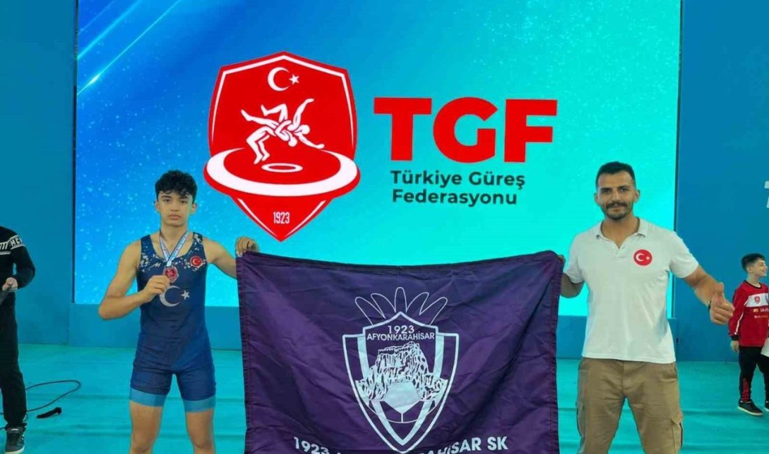 Ankara’da düzenlenen Minikler Grekoromen Güreş Türkiye Şampiyonası’nda mücadele eden Afyon