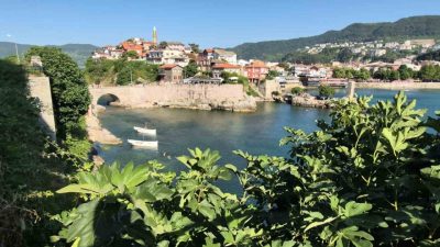 Bartın’ın tarihi ve turistik ilçesi Amasra’ya turist akını yaşanıyor. Toplam