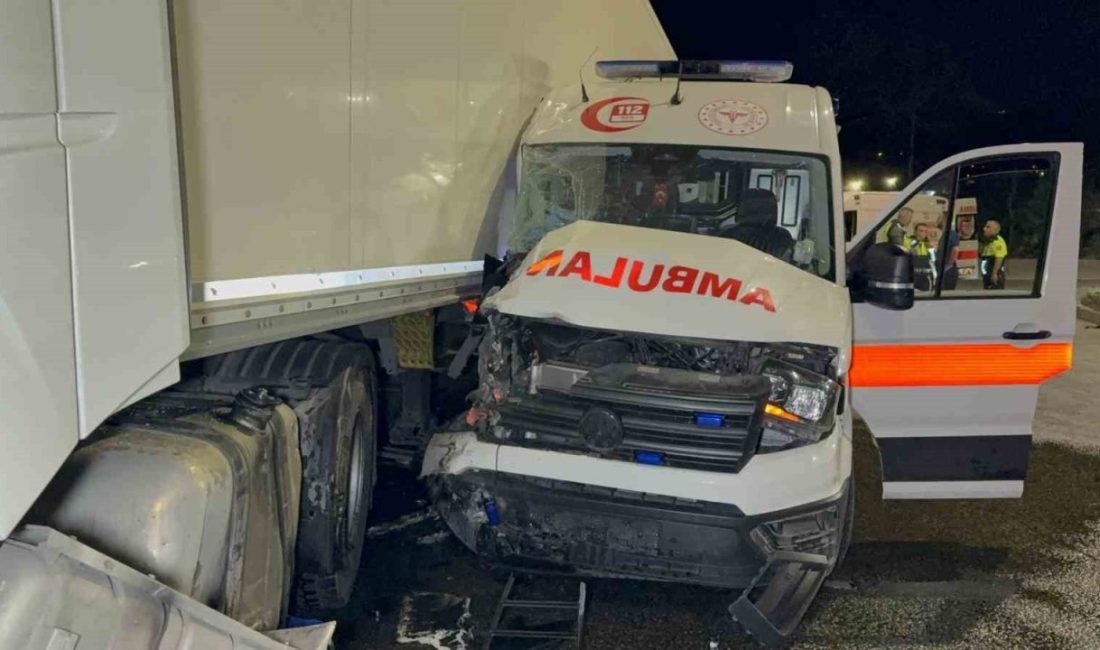 Samsun’un İlkadım ilçesinde ambulans ile tırın çarpıştığı trafik kazasında 3’ü