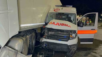 Samsun’un İlkadım ilçesinde ambulans ile tırın çarpıştığı trafik kazasında 3’ü