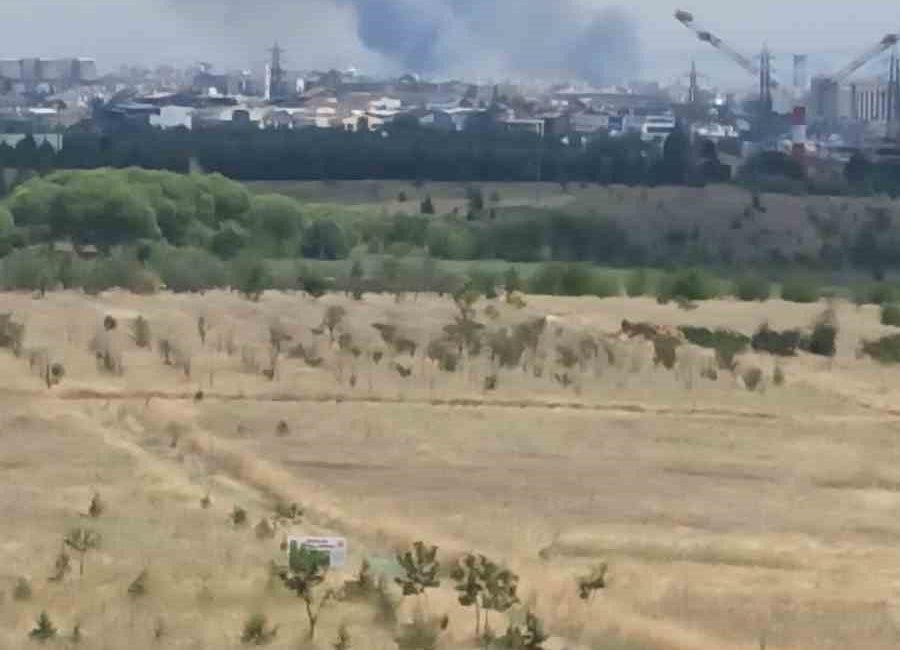 Ankara’nın Yenimahalle ilçesinde geniş arazide başlayan ot yangını, ekiplerin yoğun
