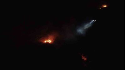 Balıkesir’de gece yol kenarında başlayan arazi yangını ormanlık alana sirayet