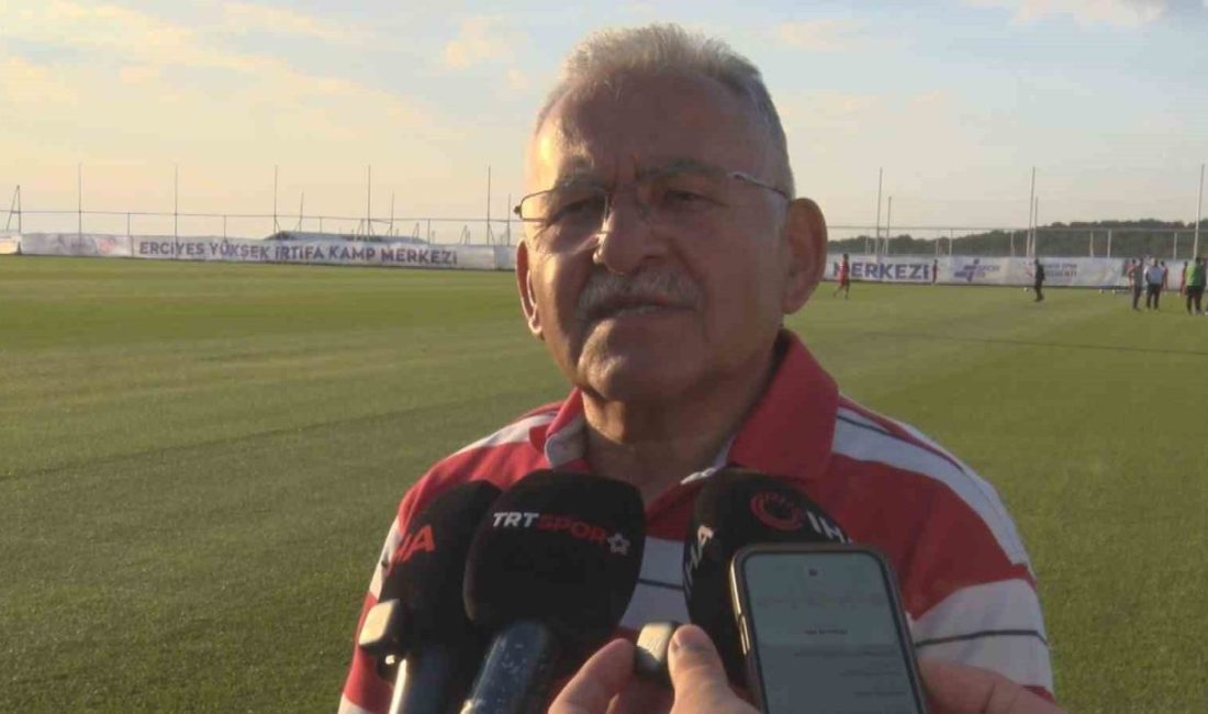 Kayserispor’un Kasımpaşa ile oynadığı hazırlık maçını saha kenarından takip eden