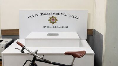 İstanbul Beyoğlu’nda bir kişi, kapı önündeki antika bisikleti çalarak hızla