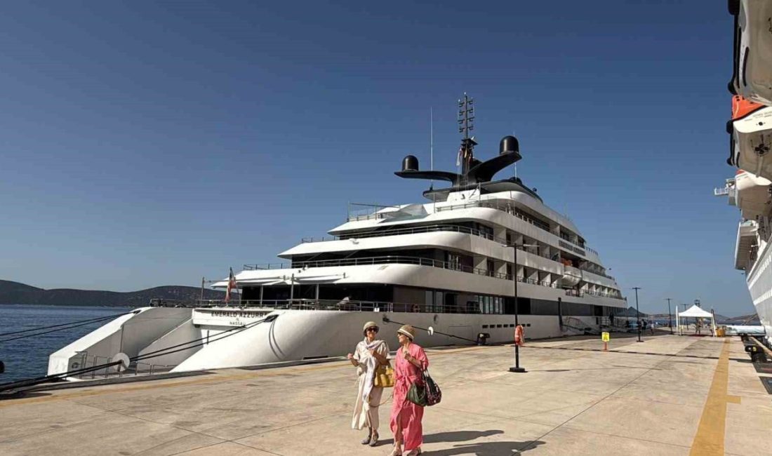 Bahama bayraklı ’Emerald Azzurra’ ve Palau bayraklı ’Astoria Grande’ isimli