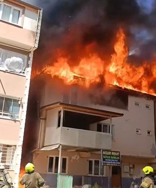 Bursa’nın Osmangazi ilçesinde 3 katlı bir binanın çatısında çıkan yangın
