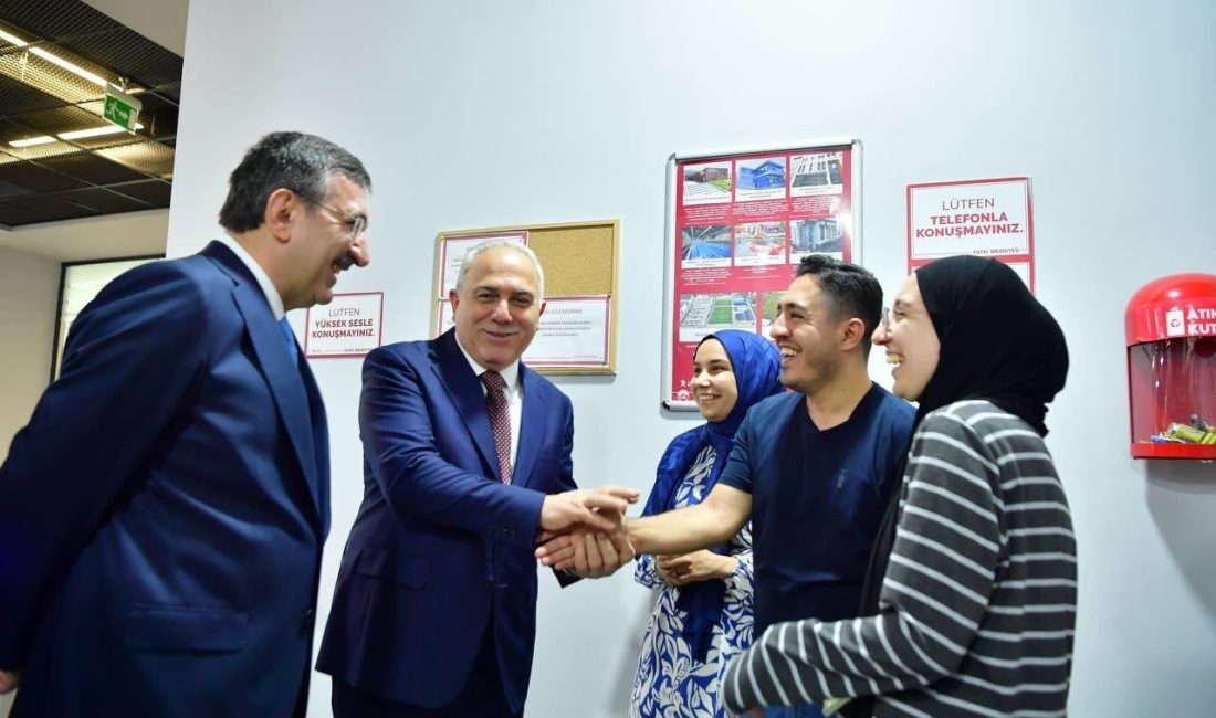 Cumhurbaşkanı Yardımcısı Cevdet Yılmaz, Fatih Merkez Kütüphanesi’ni gezdi. Yılmaz, ders