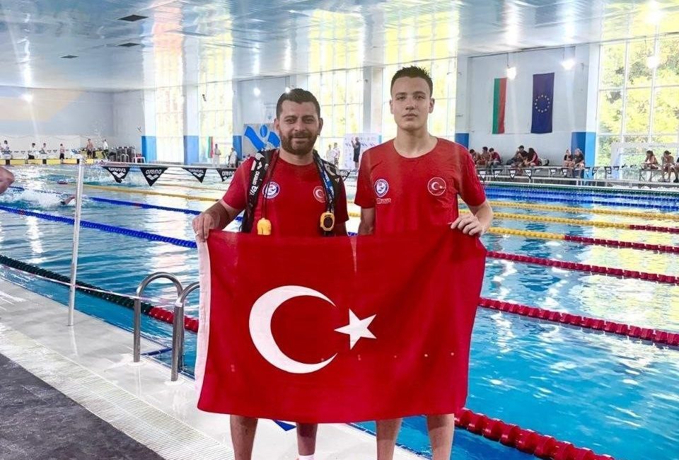 Denizli Büyükşehir Belediyespor Kulübü yüzücülerinden Mehmet Sarhanlı Bulgaristan’da, down sendromlu