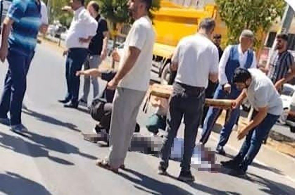 Diyarbakır’ın Silvan ilçesinde yolun karşısına geçmeye çalışırken bir kamyonun çarptığı