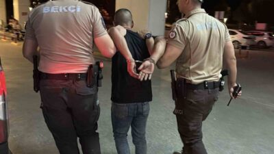 Edirne’de bekçilerin dikkati sayesinde durdurulan araçta 24 düzensiz göçmen yakalanırken,