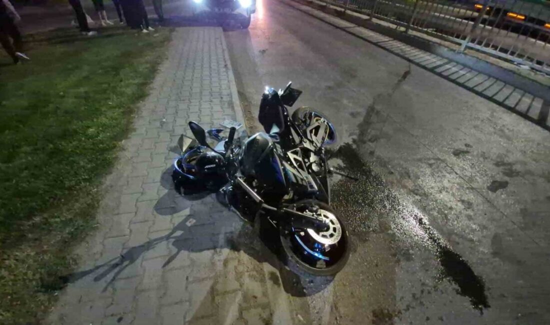 Eskişehir’de sürücüsünün direksiyon hakimiyetini kaybettiği motosikletin kaldırıma çarpması sonucu meydana