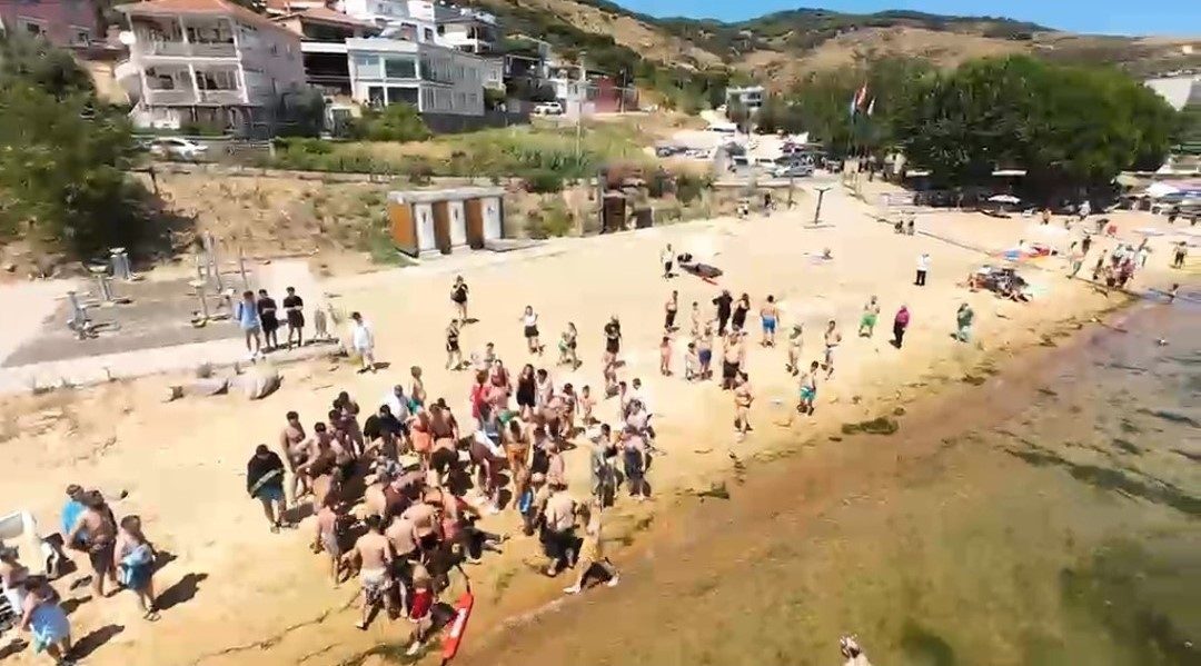 Balıkesir’in Erdek ilçesinde denizde boğulma tehlikesi geçirdikten sonra hastaneye kaldırılarak