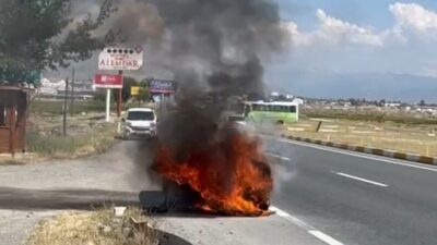 Erzincan’da seyir halindeyken motor bölümünde çıkan yangın sonucu alevlere teslim