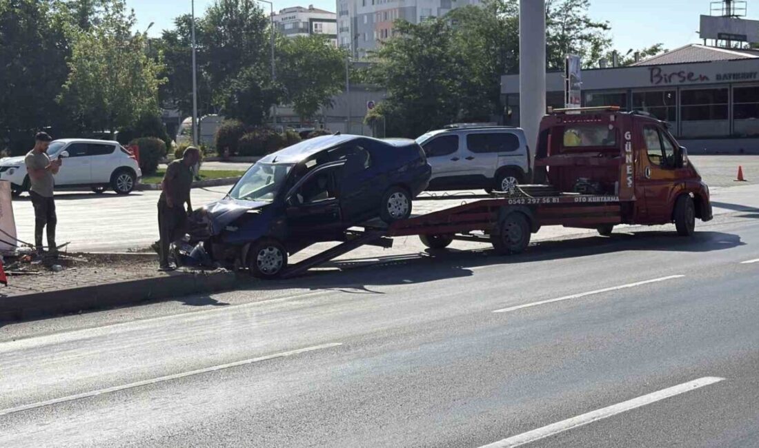Eskişehir’de orta şeritte seyir halindeyken akaryakıt istasyonuna girmek için aniden