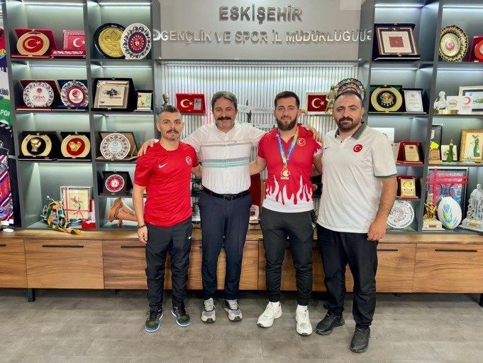 İşitme Engelliler Büyükler Güreş Türkiye Şampiyonası’na Eskişehir’den katılan sporcu Recep