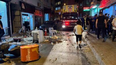İstanbul Fatih’te 4 katlı binanın çatısındaki beton parçaları bilinmeyen nedenle