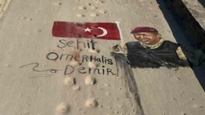 Filistinli sanatçılar, Gazze Şeridi’nde bir enkazın duvarına, Fetullahçı Terör Örgütü’nün
