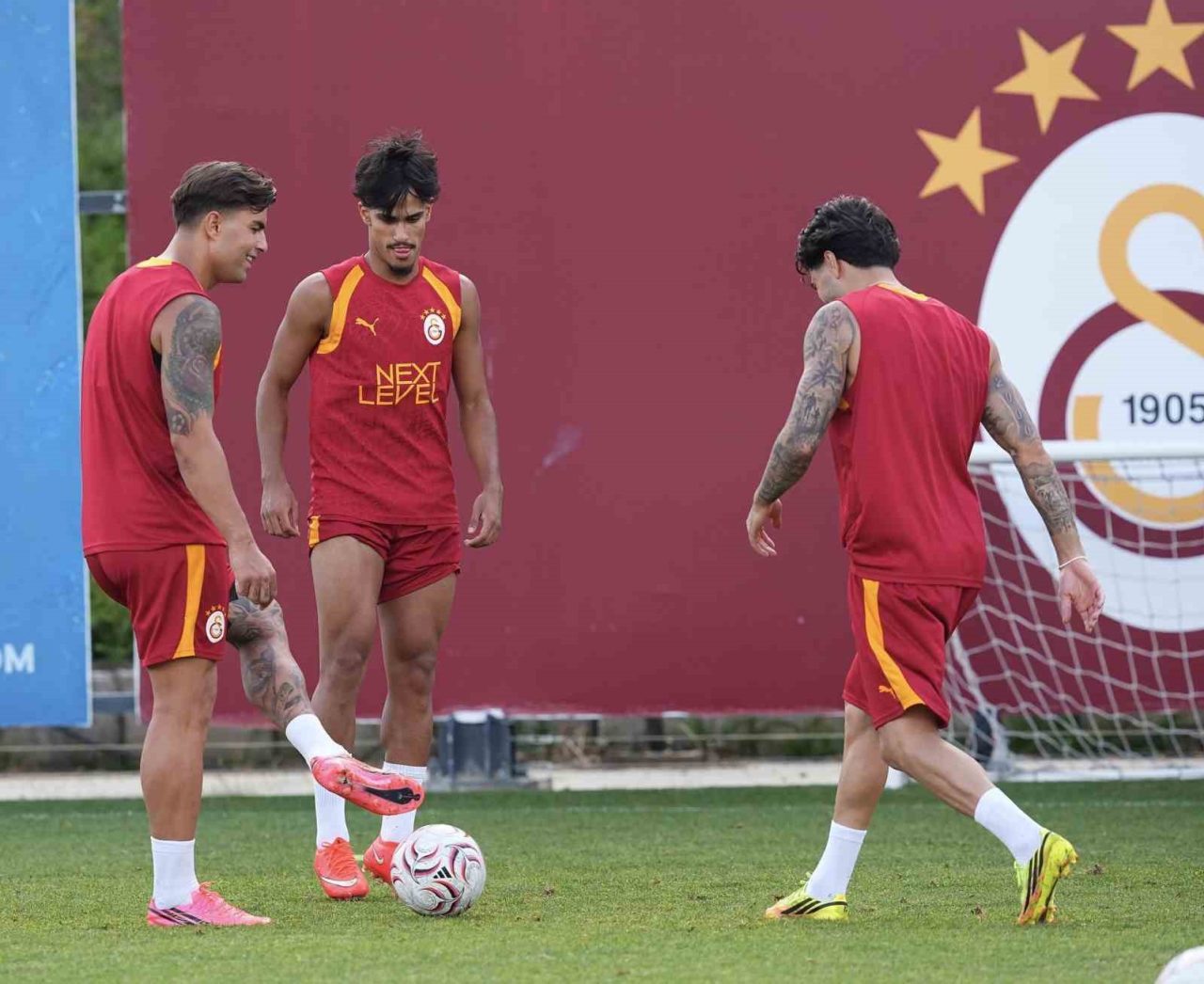 Galatasaray, yeni sezon hazırlıklarını bugün yaptığı antrenmanla sürdürdü. Kemerburgaz Metin
