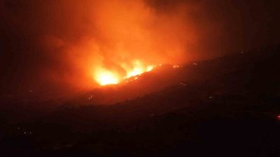 Aydın’ın Çine ilçesinde çıkan orman yangını etkisini sürdürürken, alevler gecenin