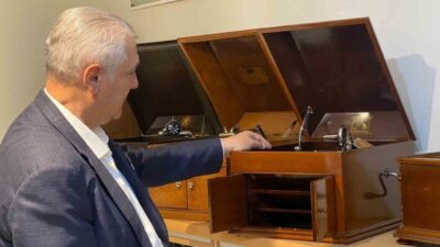 Çevirmeli 165 gramofon, yaklaşık 20 bin plak ve ilk ses