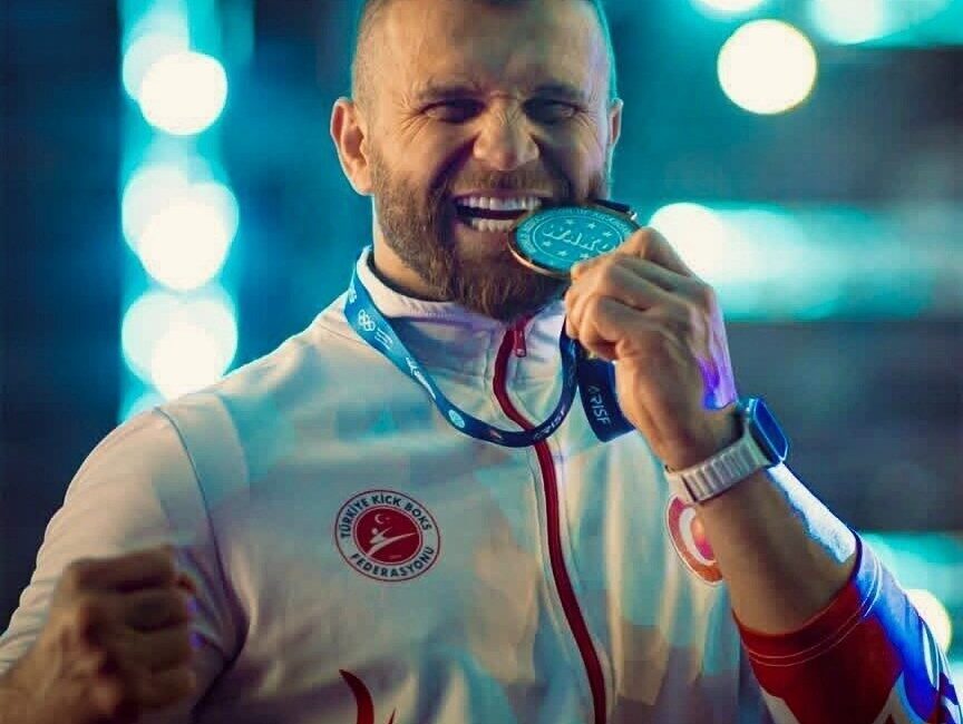Milli sporcu Kadir Yıldırım, Bolu’da düzenlenen Türkiye Kick Boks Şampiyonası’nda