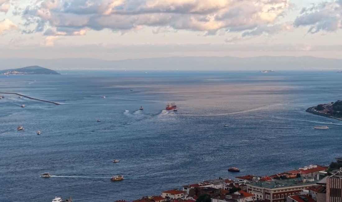 İstanbul Boğazı Kanlıca açıklarında arızalanan yük gemisi Kıyı Emniyeti ekiplerince