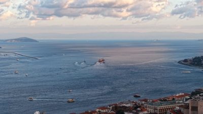 İstanbul Boğazı Kanlıca açıklarında arızalanan yük gemisi Kıyı Emniyeti ekiplerince