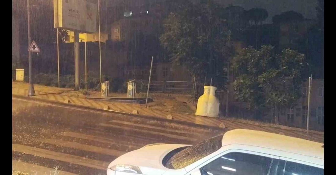 İstanbul’da beklenen yağış gece saatlerinde başladı. Yağış, aralıklarla etkisini göstermeye