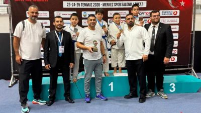 Tokat’ta düzenlenen Süper Minikler Türkiye Judo Şampiyonası’nda mücadele eden Sivaslı