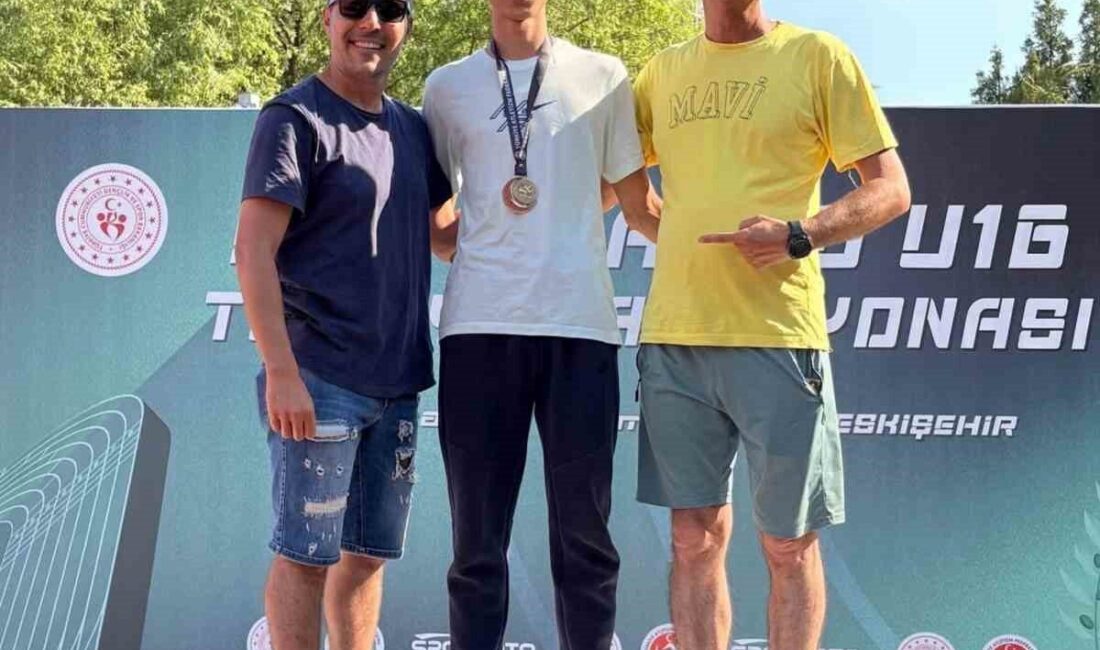 Eskişehir’de düzenlenen U16 Türkiye Atletizm Şampiyonası’nda yüksek atlama branşında mücadele