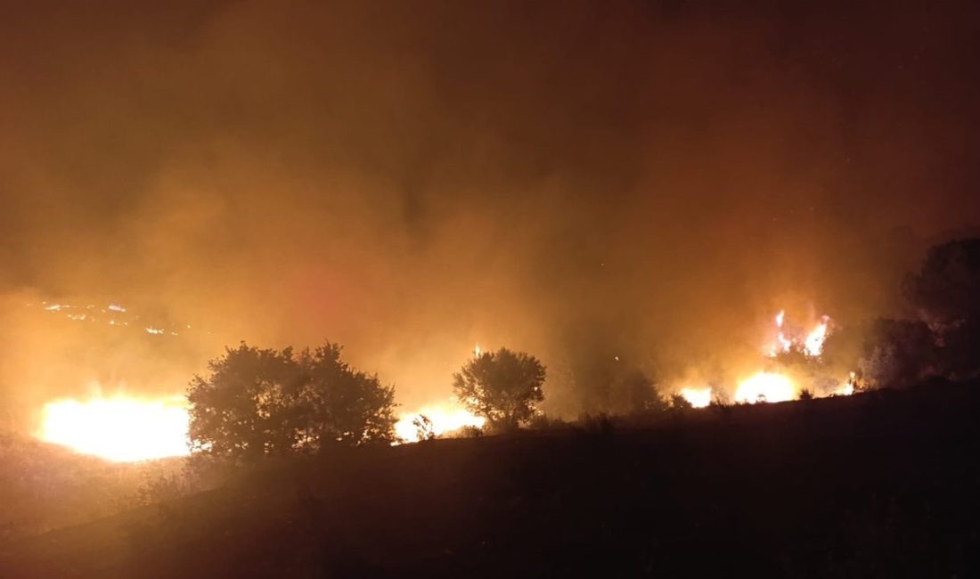 Manisa’nın Kula ilçesinde gece saatlerinde makilik alanda çıkan yangında yaklaşık
