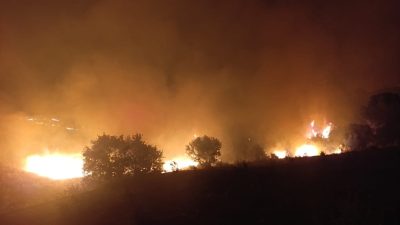 Manisa’nın Kula ilçesinde gece saatlerinde makilik alanda çıkan yangında yaklaşık