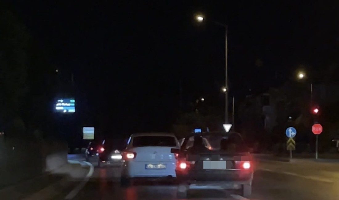 Konya’da içerisinde 4 kişinin bulunduğu otomobilin sürücüsü, trafikte makas atarak