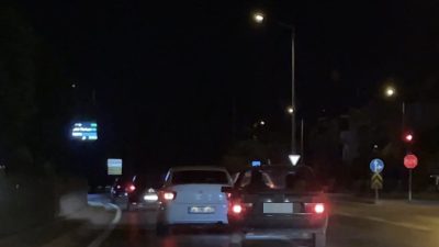 Konya’da içerisinde 4 kişinin bulunduğu otomobilin sürücüsü, trafikte makas atarak