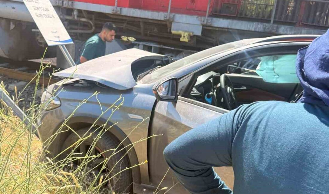 Elazığ’da trenin otomobile çarpma anı, o anda manzarayı çeken yolcunun