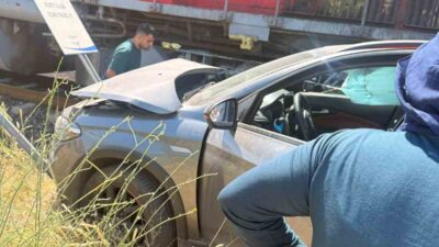 Elazığ’da trenin otomobile çarpma anı, o anda manzarayı çeken yolcunun