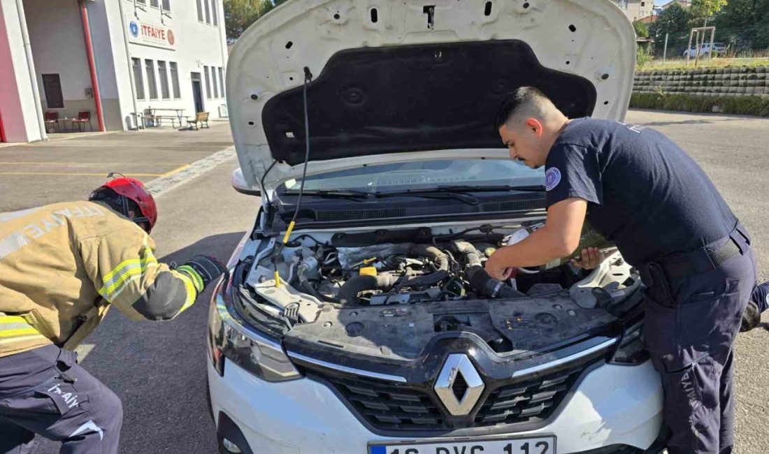 Bursa’da özel bir otomobilin motor kısmına girip sıkışan kediyi itfaiye