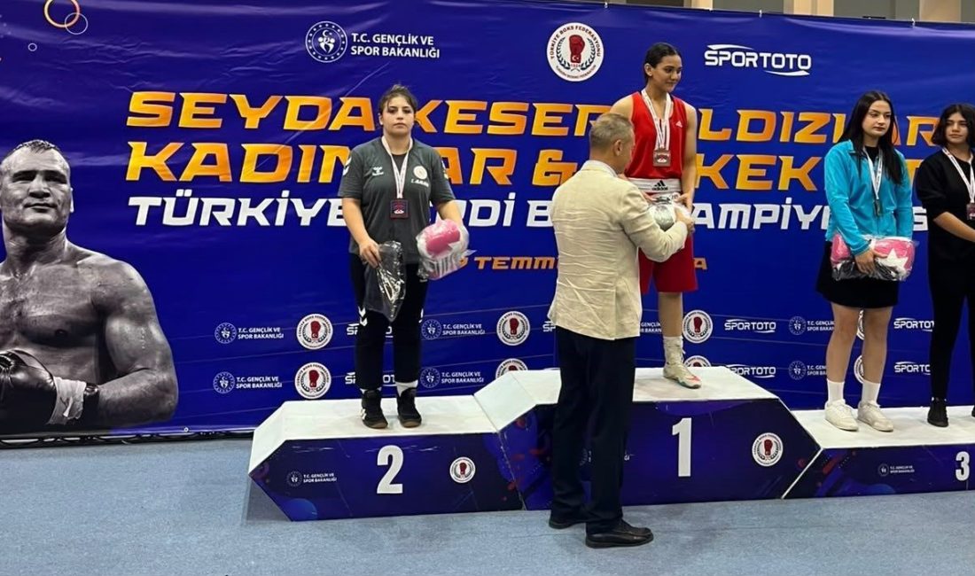 Amasya’da düzenlenen Türkiye Yıldızlar Boks Şampiyonası’nda ringe çıkan Sivaslı sporcu