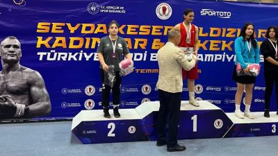 Amasya’da düzenlenen Türkiye Yıldızlar Boks Şampiyonası’nda ringe çıkan Sivaslı sporcu
