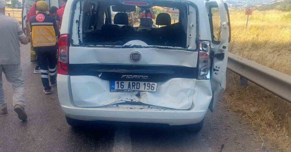 Balıkesir’in Susurluk ilçesinde Balıkesir-Bursa kara yolunda tır ile bir aracın