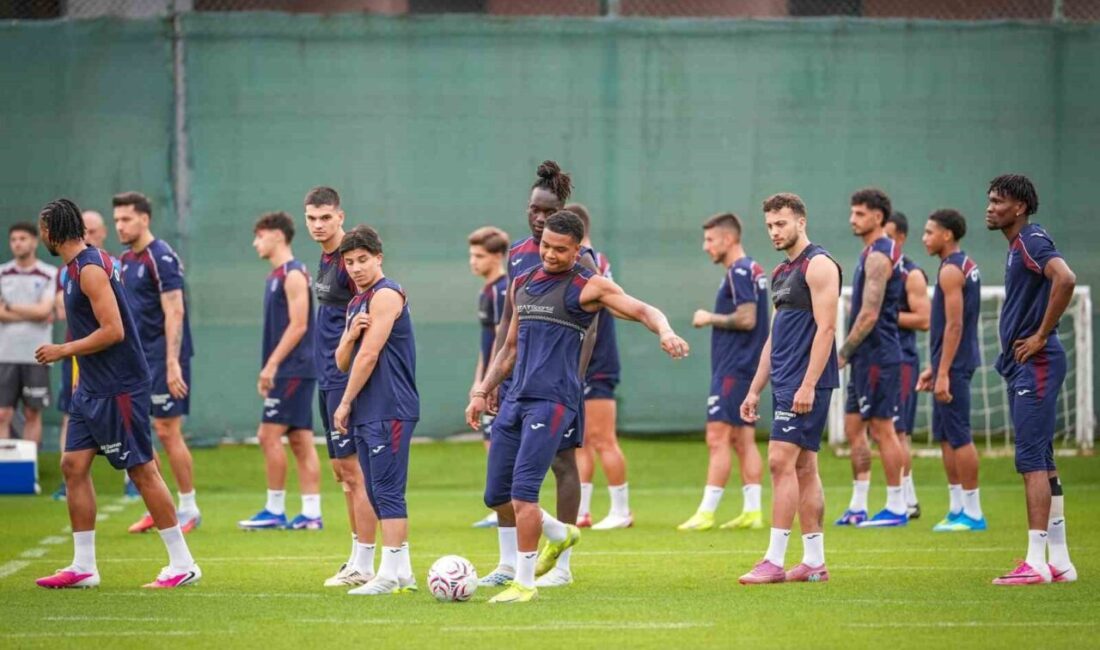Bordo-mavililerde yeni sezon hazırlıkları sürerken, antrenmanlarda futbolcuların neşeli görüntüleri dikkat