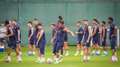 Bordo-mavililerde yeni sezon hazırlıkları sürerken, antrenmanlarda futbolcuların neşeli görüntüleri dikkat