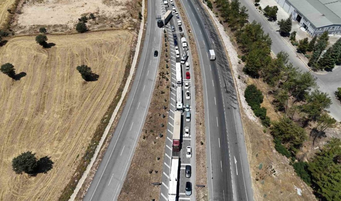 Uşak’ta çekici üzerindeki domates yüklü kamyon yola devrildi. Kaza nedeniyle