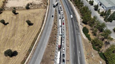 Uşak’ta çekici üzerindeki domates yüklü kamyon yola devrildi. Kaza nedeniyle