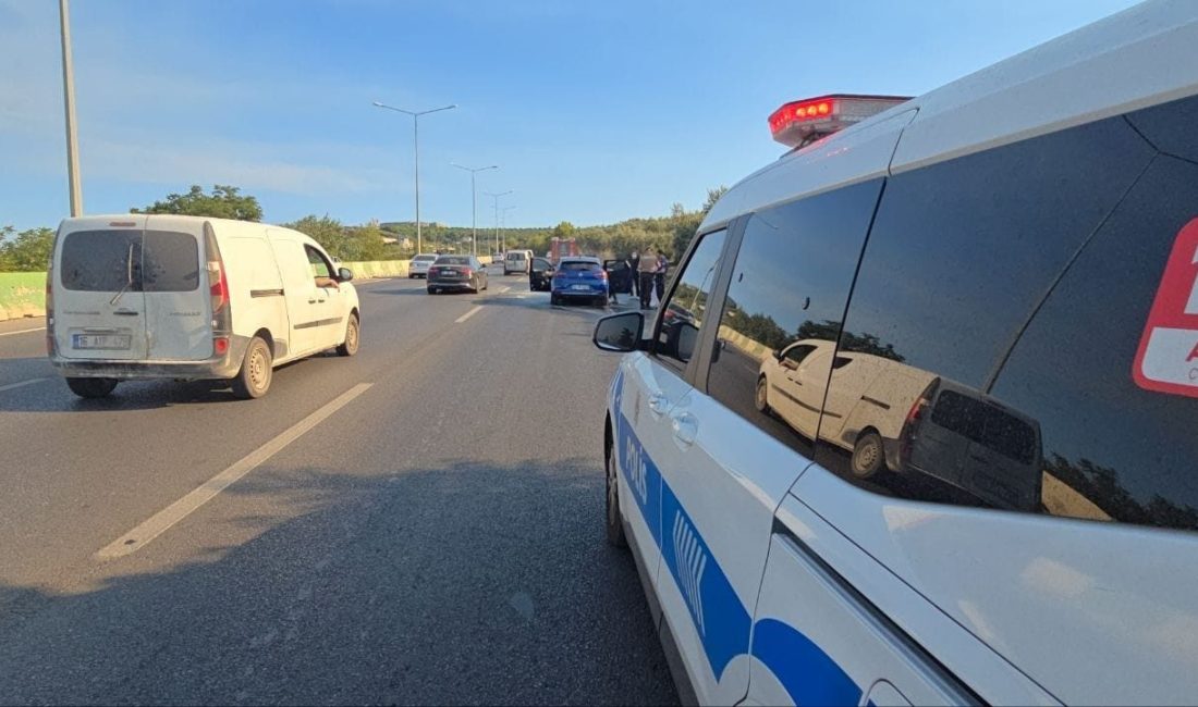 Bursa’da seyir halindeki araç henüz bilinmeyen bir nedenle alev aldı.