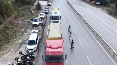 Arnavutköy’de, hafriyat kamyonlarına ve beton mikserlerine yönelik denetim gerçekleştirildi. Kurallara